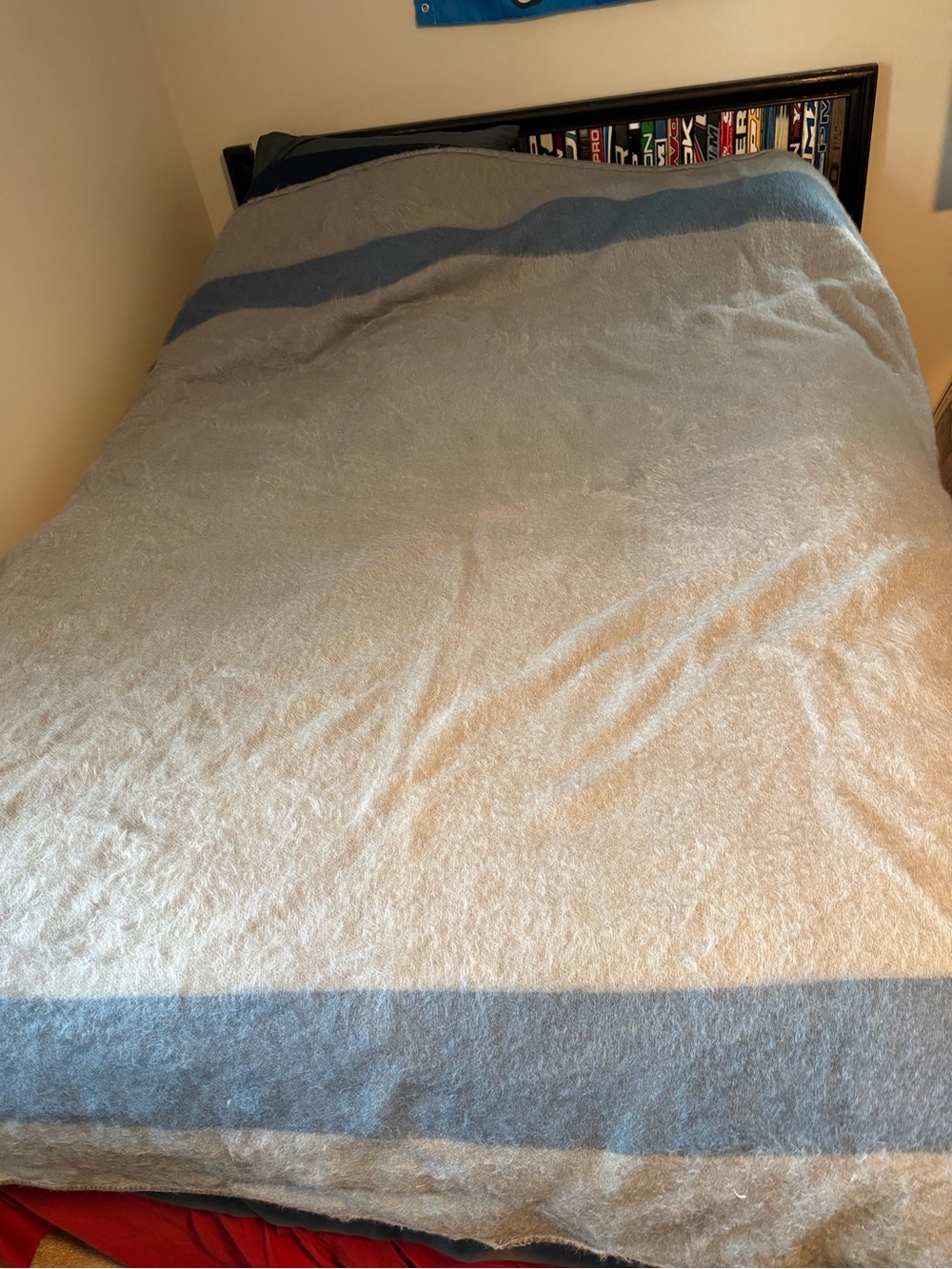 Witney Point Wool Blanket. Queen size